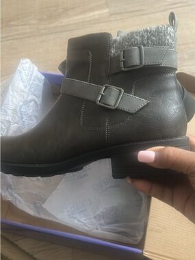 Women's Gray Faux-Leather Ankle Boots with Buckle and Faux-Fur Trim